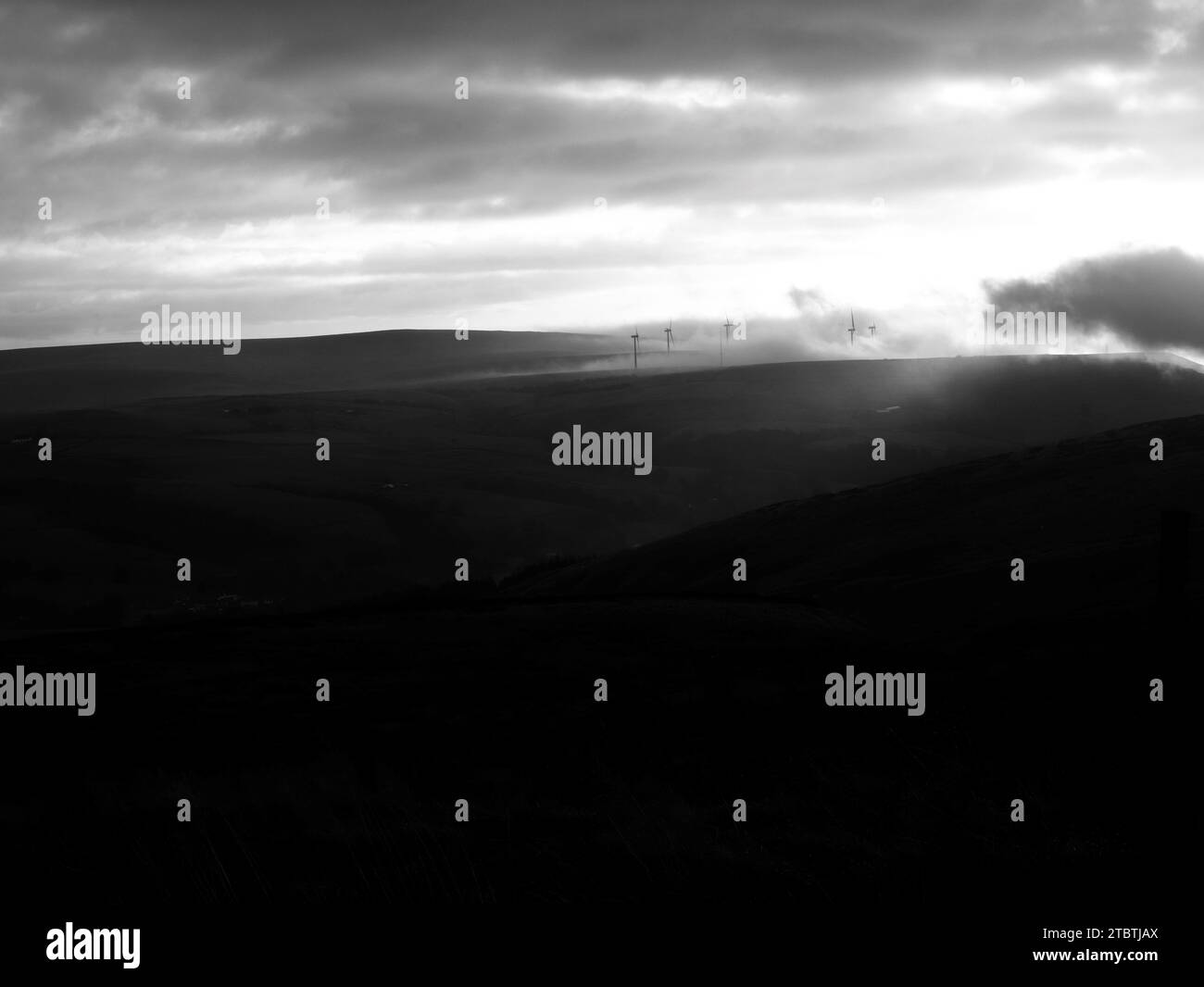 Sonnenaufgang, ein Burnley Hill oben am frühen Morgen Nebel umgeben Windturbine wie eine riesige Waschmaschine, die mit Wolken interagiert, wirkt wie tanzende Wolken. Stockfoto