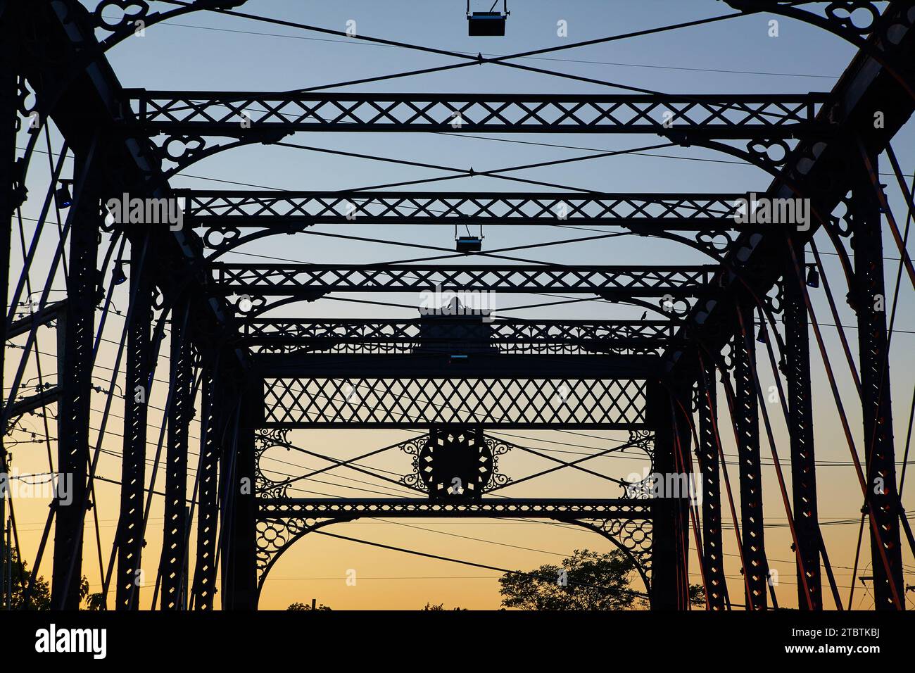 Dämmerung Silhouette der Wells Street Bridge, Fort Wayne Stockfoto