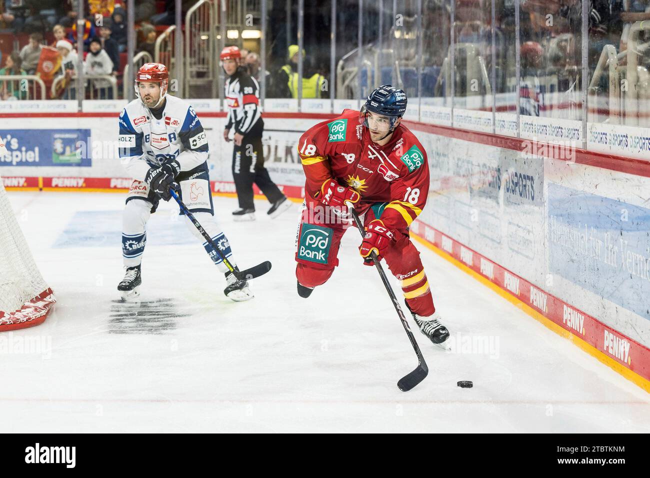 Daryl Boyle (Schwenninger Wild Wings, #6), Kenny Agostino (D?sseldorfer EG, #18) Penny DEL: D?sseldorfer EG - Schwenninger Wild Wings, PSD Bank Dome, D?sseldorf am 08.12.2023 Stockfoto