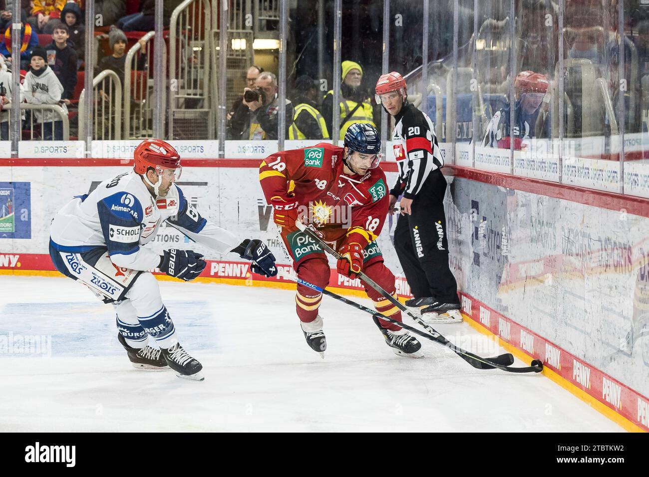 Daryl Boyle (Schwenninger Wild Wings, #6), Kenny Agostino (D?sseldorfer EG, #18) Penny DEL: D?sseldorfer EG - Schwenninger Wild Wings, PSD Bank Dome, D?sseldorf am 08.12.2023 Stockfoto