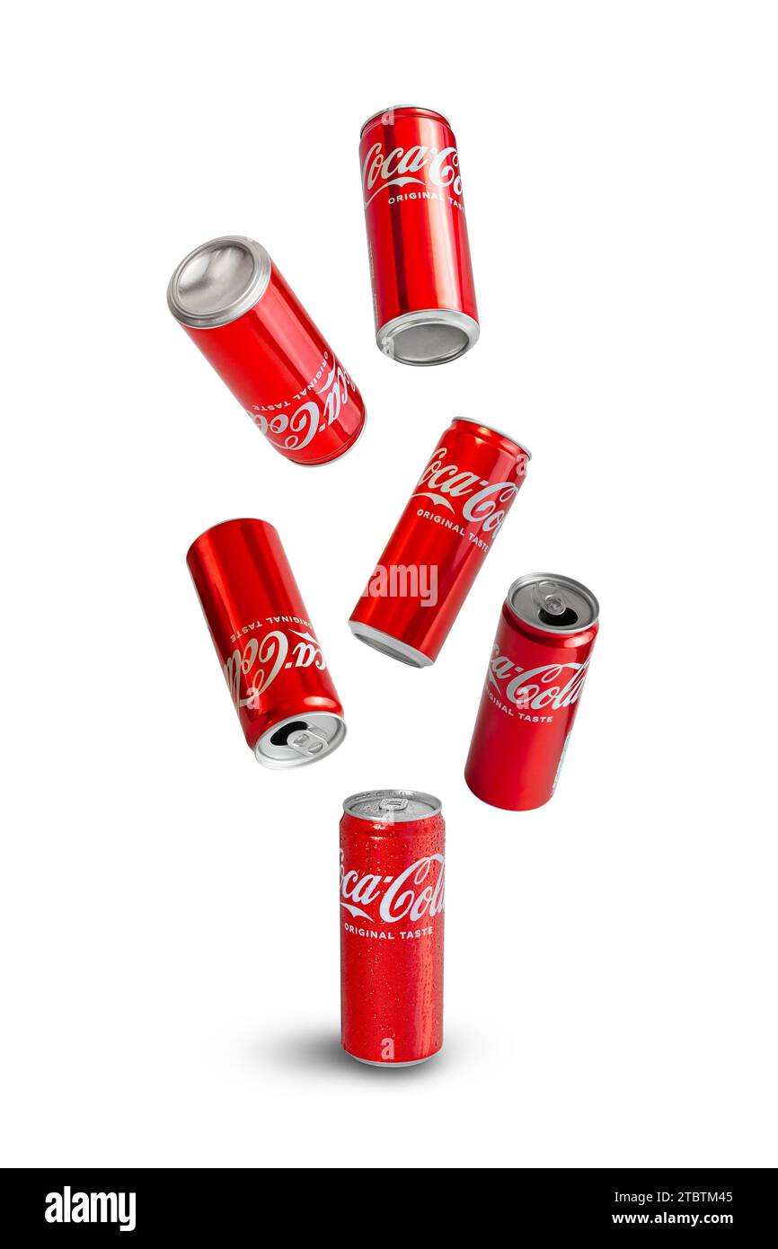 Chisinau, Moldawien 4. Dezember 2023: Aluminiumdose von Coca-Cola mit Wassertropfen isoliert auf weißem Hintergrund. Gruppe Coca-Cola-Dosen im Flug Stockfoto