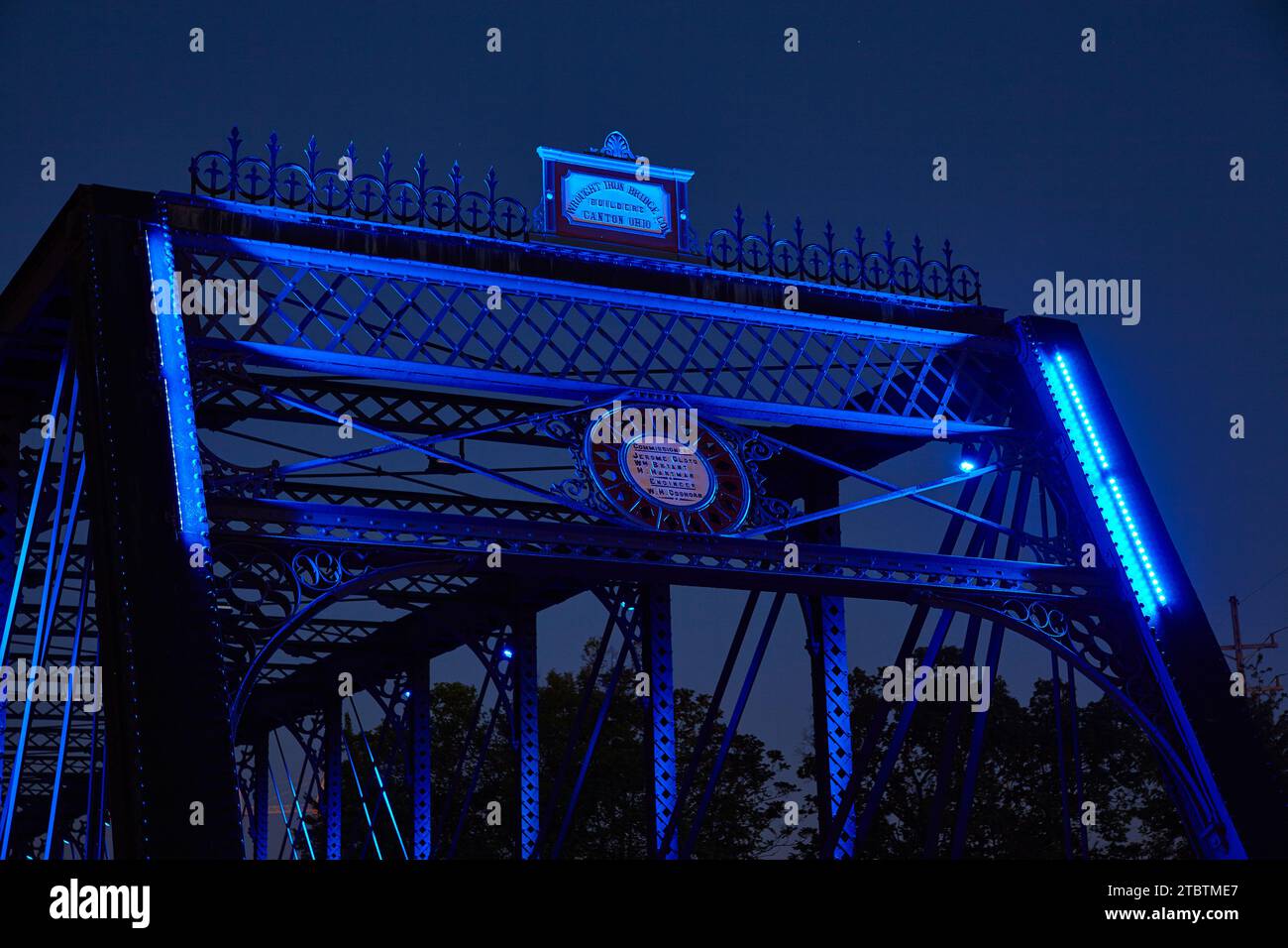 Beleuchtete Wells Street Bridge Detail in Fort Wayne, Indiana bei Nacht Stockfoto