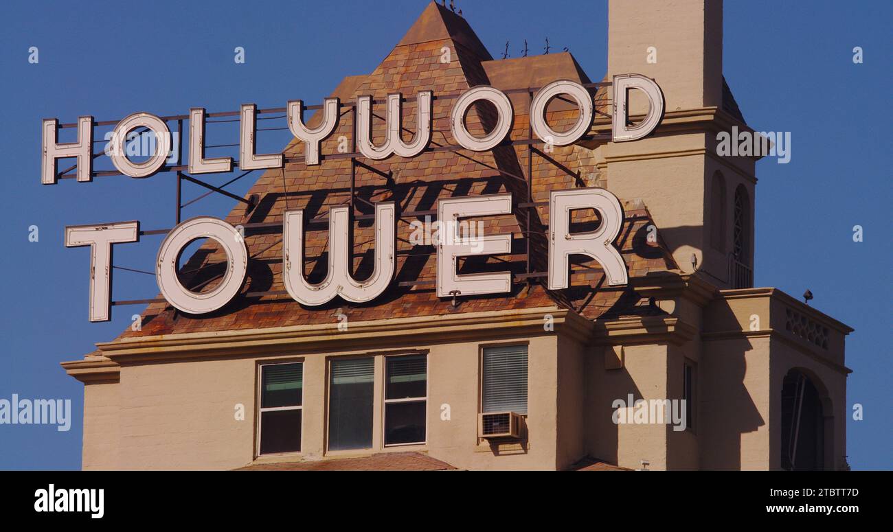 Der blaue Himmel Kaliforniens und ein schönes Foto des berühmten Hollywood Tower in Los Angeles, Kalifornien Stockfoto