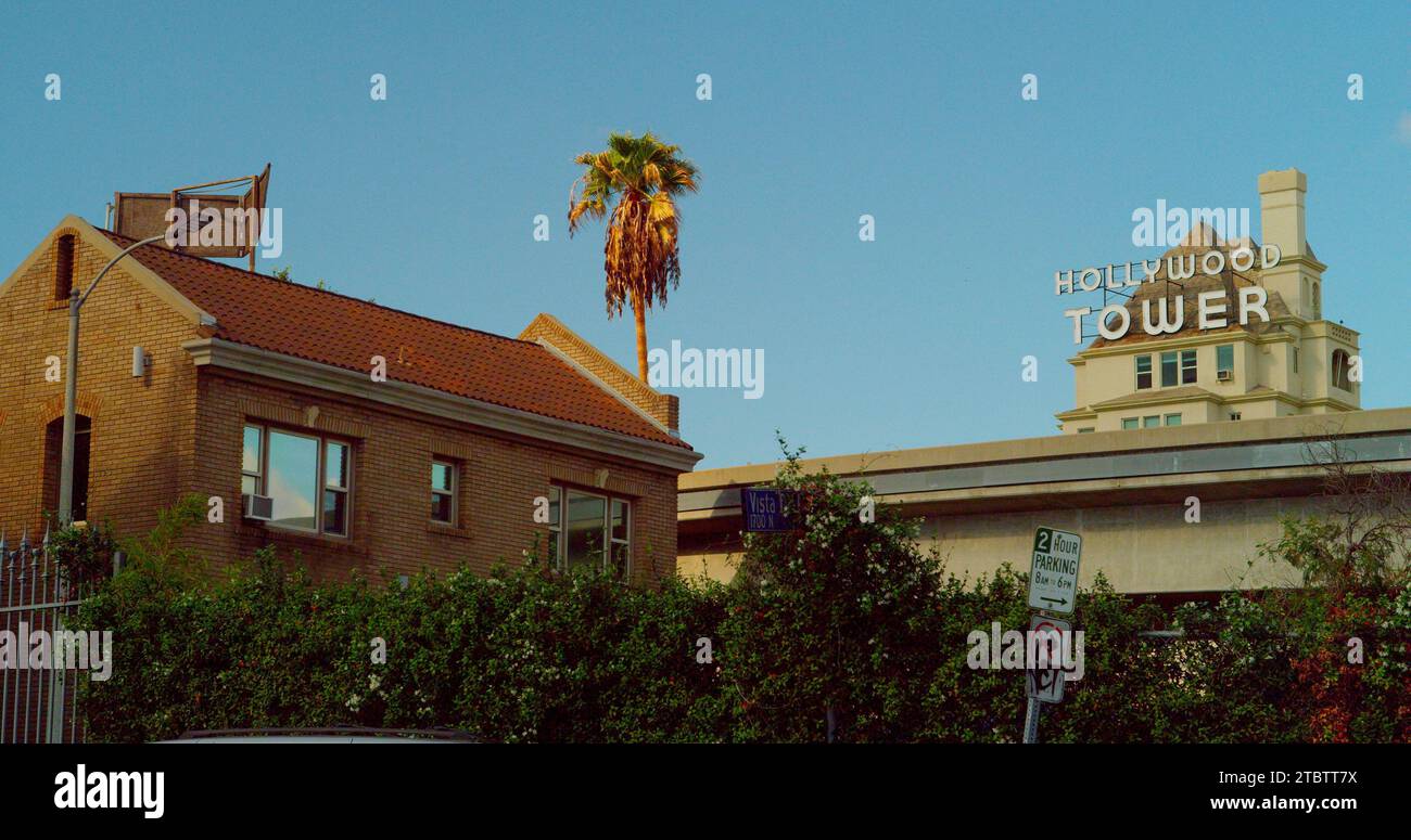 Der blaue Himmel Kaliforniens und ein schönes Foto des berühmten Hollywood Tower in Los Angeles, Kalifornien. Stockfoto