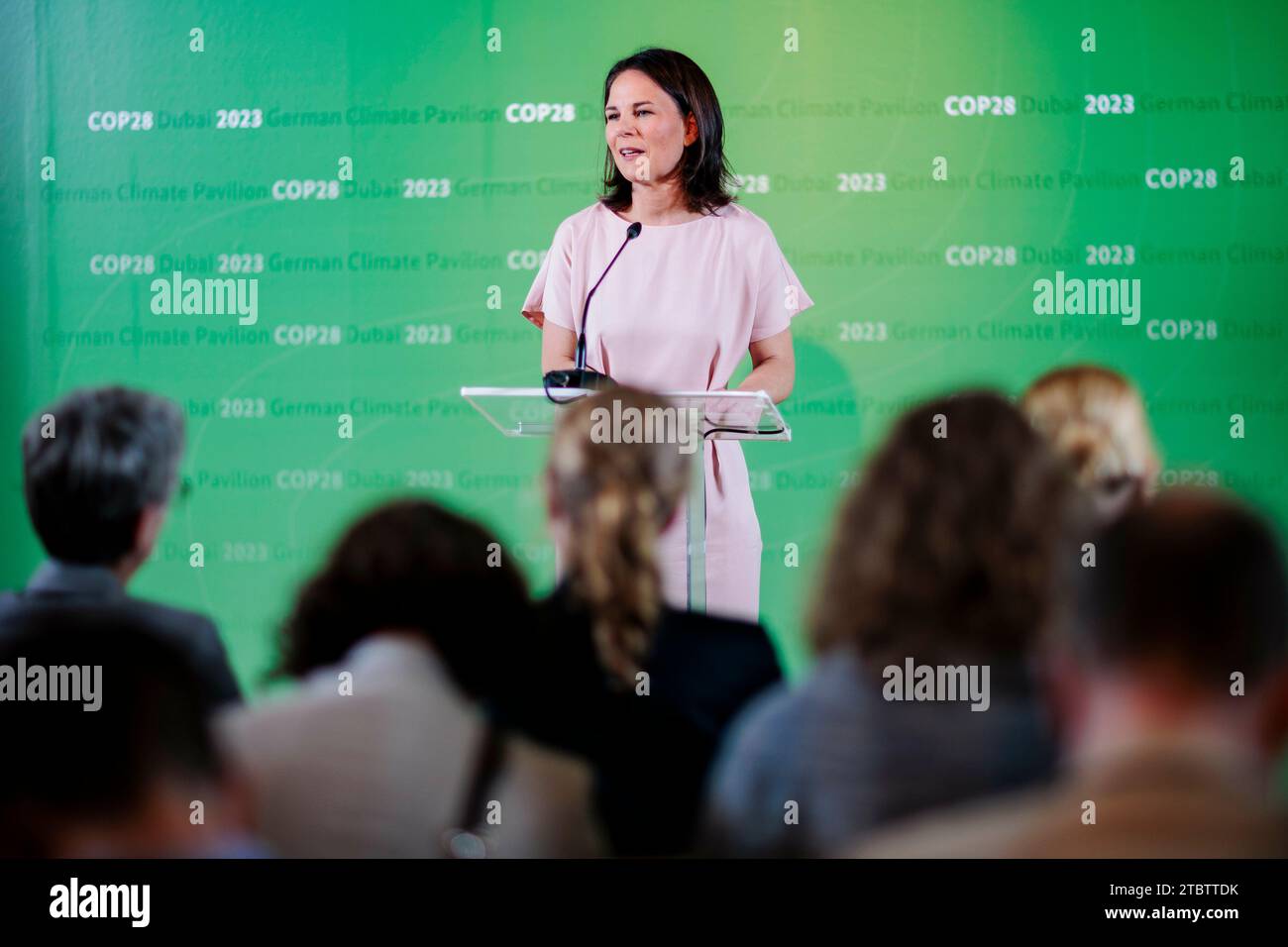 Dubai, Vereinigte Arabische Emirate. Dezember 2023. Annalena Baerbock (Buendnis 90/die Gruenen), Bundesaußenministerin, anlässlich der Pressekonferenz im deutschen Pavillon auf der COP28 Dubai am 8. Dezember 2023. Quelle: dpa/Alamy Live News Stockfoto