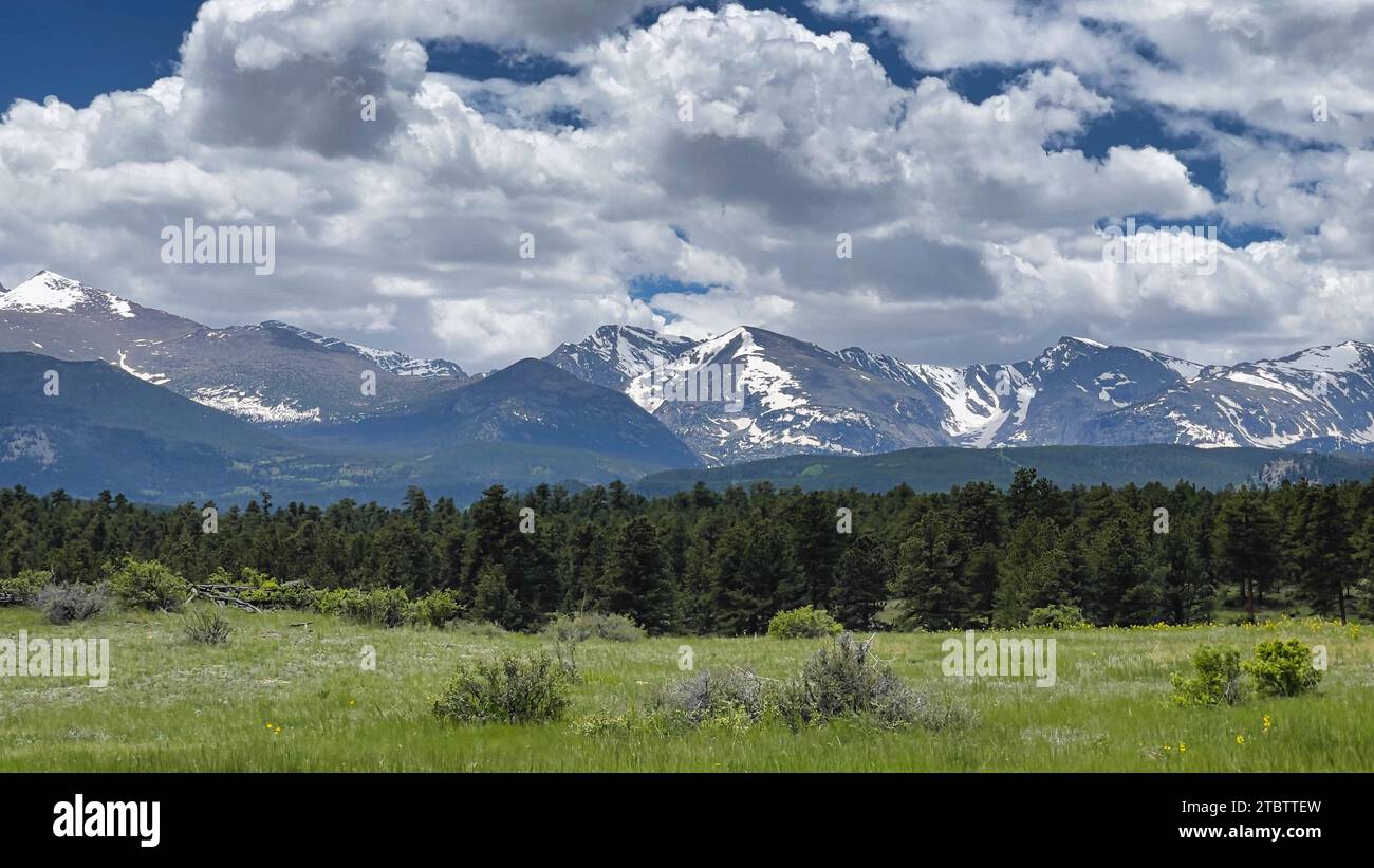 Panoramablick auf die wunderschöne Landschaft des Rocky Mountains im Estes Park in Colorado, USA Stockfoto