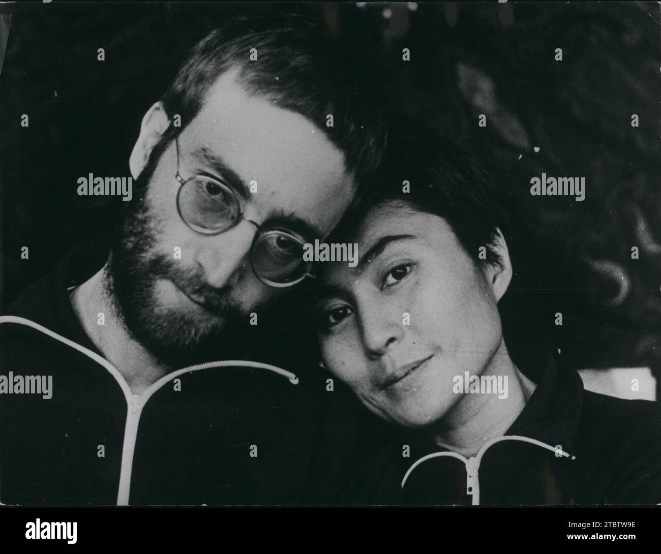 12. Dezember 1980 - John Lennon erschossen: Formern Beatle John Lennon wurde letzte Nacht fünf Mal in seiner Wohnung in New York City erschossen und war bei der Ankunft im Krankenhaus tot. Das Foto zeigt John Lennon mit seiner Frau Yoko Ono im Jahr 1970. Dies war das erste Mal, dass der Ex-Beatle seit seinen „Hippie-Tagen“ mit kurzen Haaren fotografiert wurde. Das Foto wurde von Anthony cox, dem ehemaligen Ehemann von Yoko aufgenommen (Credit Image: © Keystone Press Agency/ZUMA Press Wire). Nicht für kommerzielle ZWECKE! Stockfoto