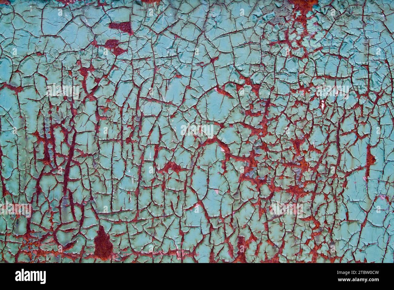 Nahaufnahme der verwitterten Teal-Farbe auf rustikaler Metalloberfläche Stockfoto