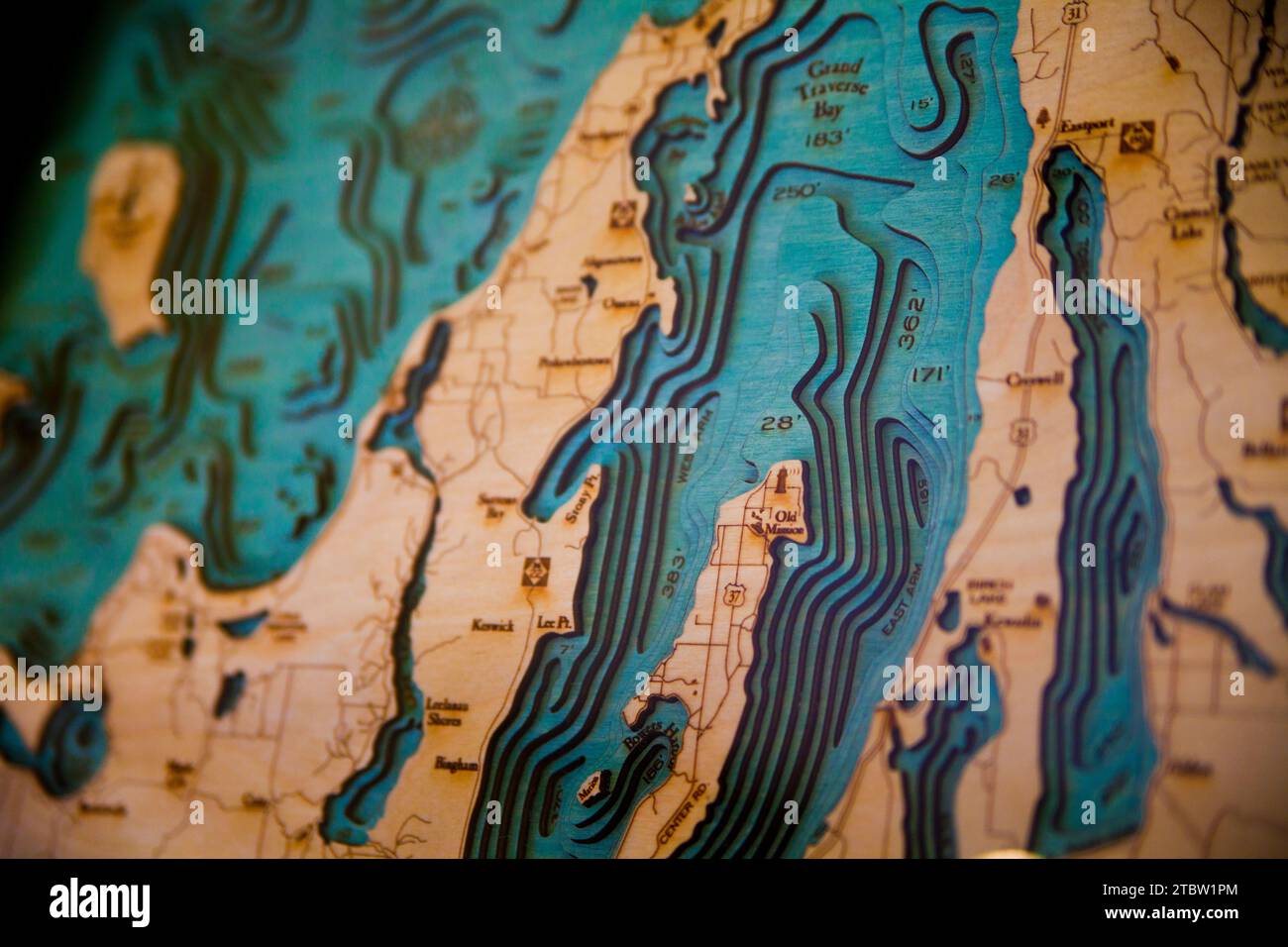 Geschnitzte topografische Karte aus Holz mit Nahaufnahme von Grand Traverse Bay, Michigan Stockfoto