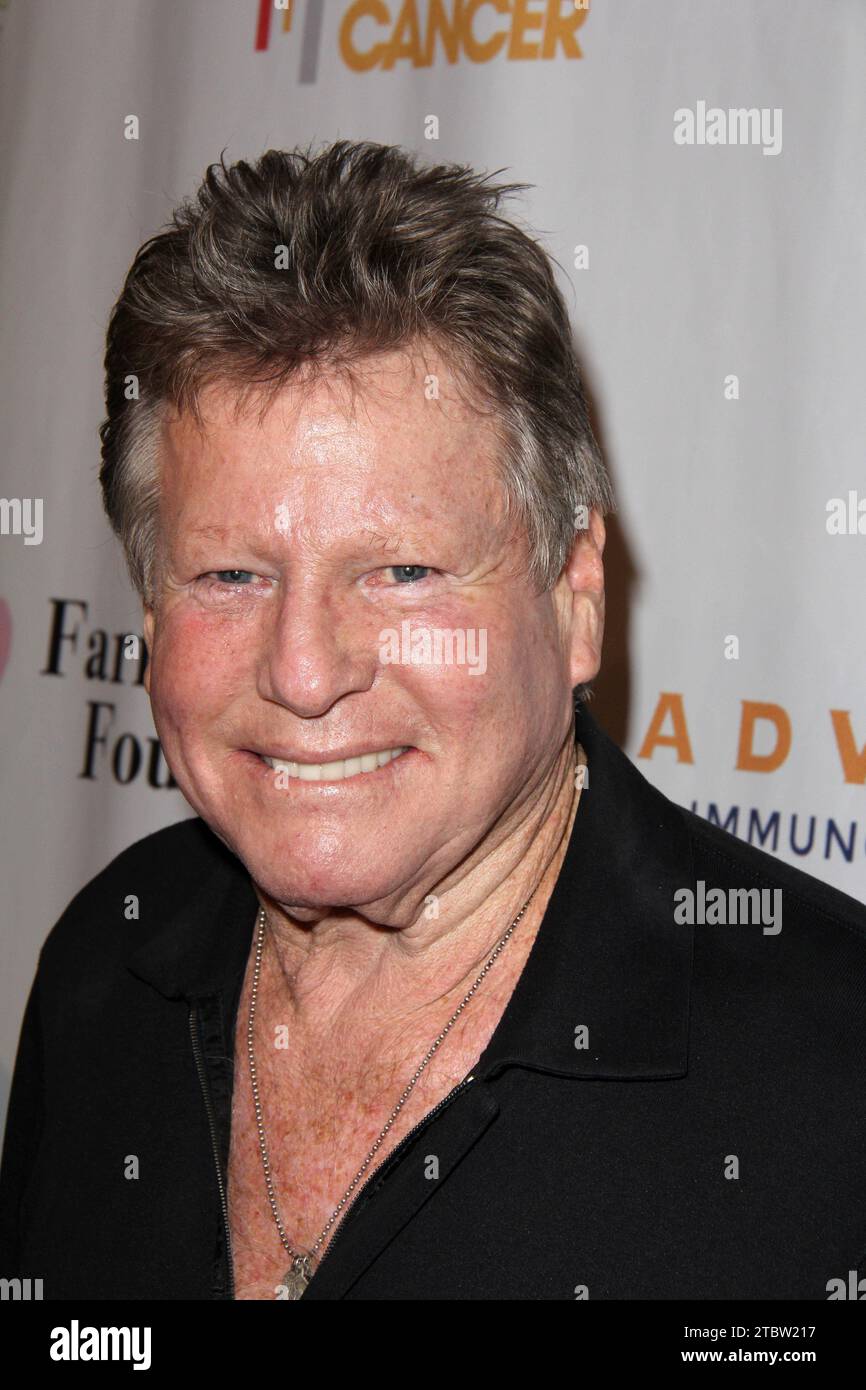 Ryan O'Neal ist gestorben. BEVERLY HILLS, KALIFORNIEN – 9. SEPTEMBER: Ryan O’Neal bei der Farrah Fawcett Foundation am 9. September 2015 in Beverly Hills, Kalifornien. Quelle: David Edwards/MediaPunch Stockfoto