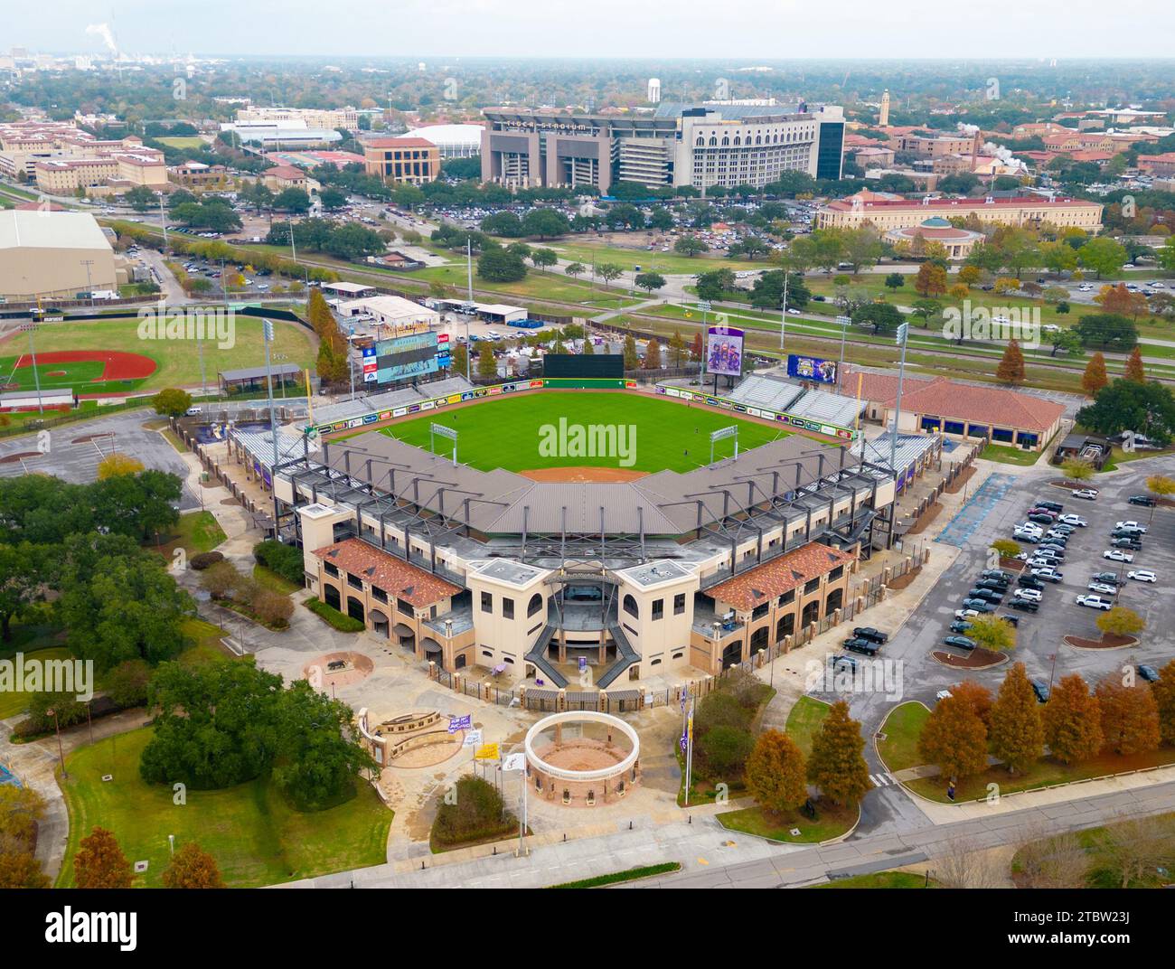 Baton Rouge, LA - 1. Dezember 2023: LSU Alex Box Stadium mit Tiger Stadium im Hintergrund. Stockfoto