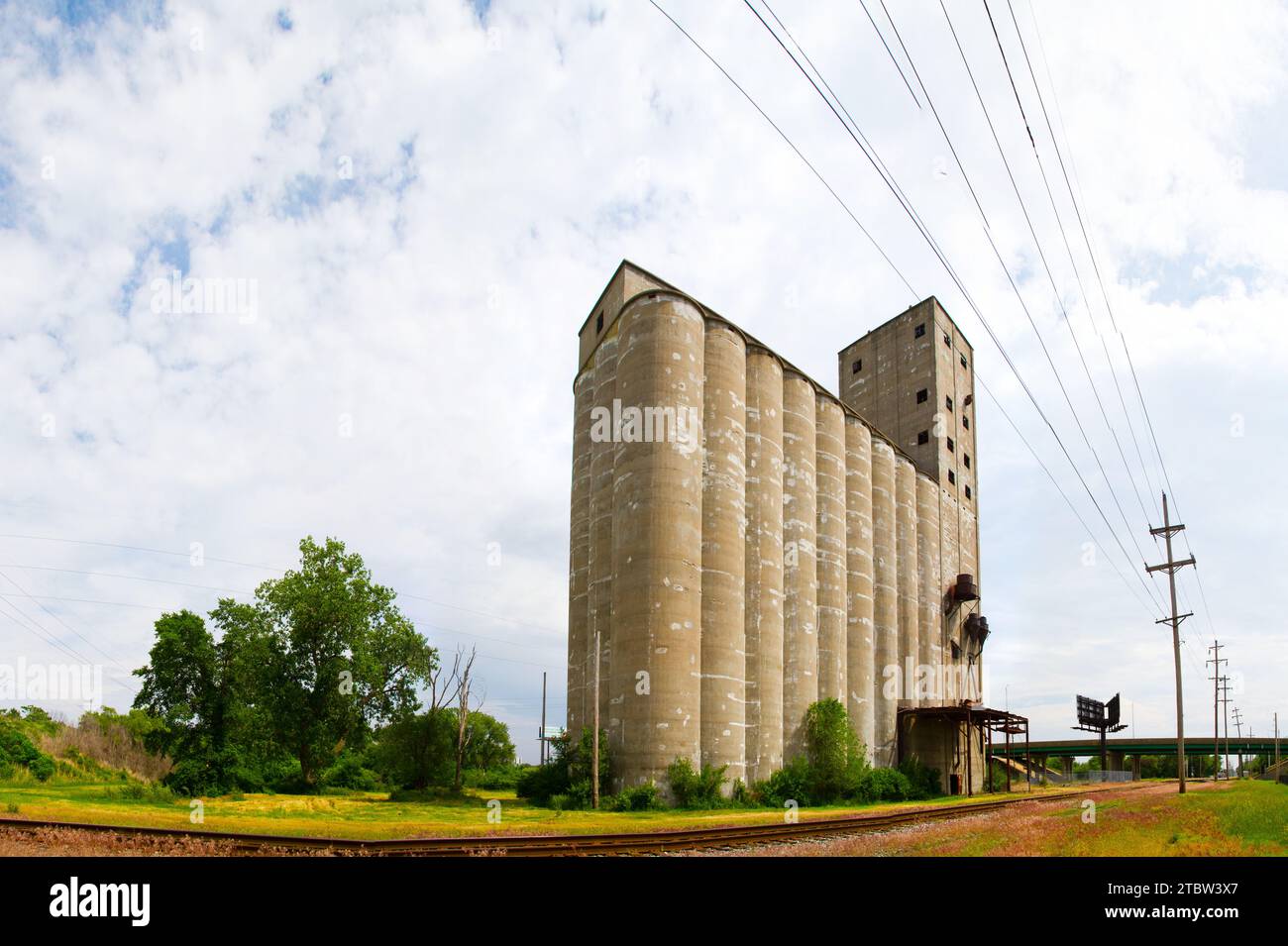 Verlassene Industriesilo- und Stromleitungen in der Landschaft von Illinois Stockfoto