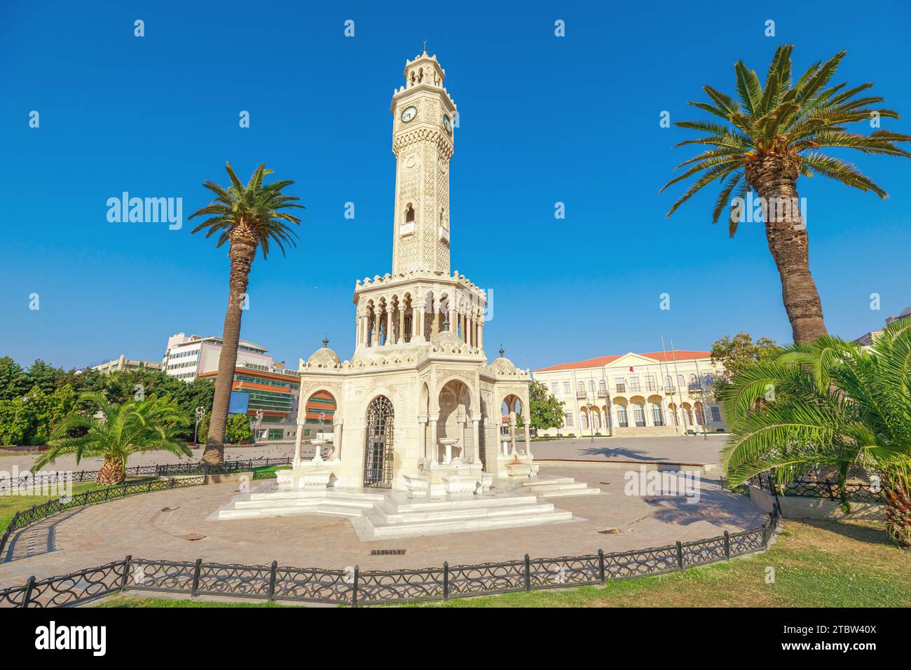 Der Uhrenturm auf dem Konak-Platz in Izmir ist ein ikonischer Zeitmesser, der die Stadt seit seiner Errichtung im Jahr 1901 prägt. Stolz auf Konak Stockfoto