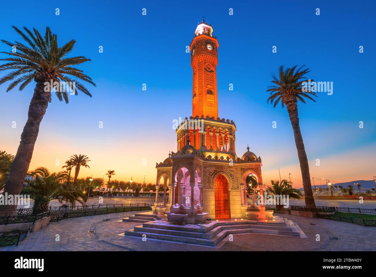 Konak Square Clock Tower von Izmir in der Türkei. Nachts beleuchtet, verleiht der Turm dem belebten Platz einen Hauch von Zauber und ist ein Zeugnis dafür Stockfoto