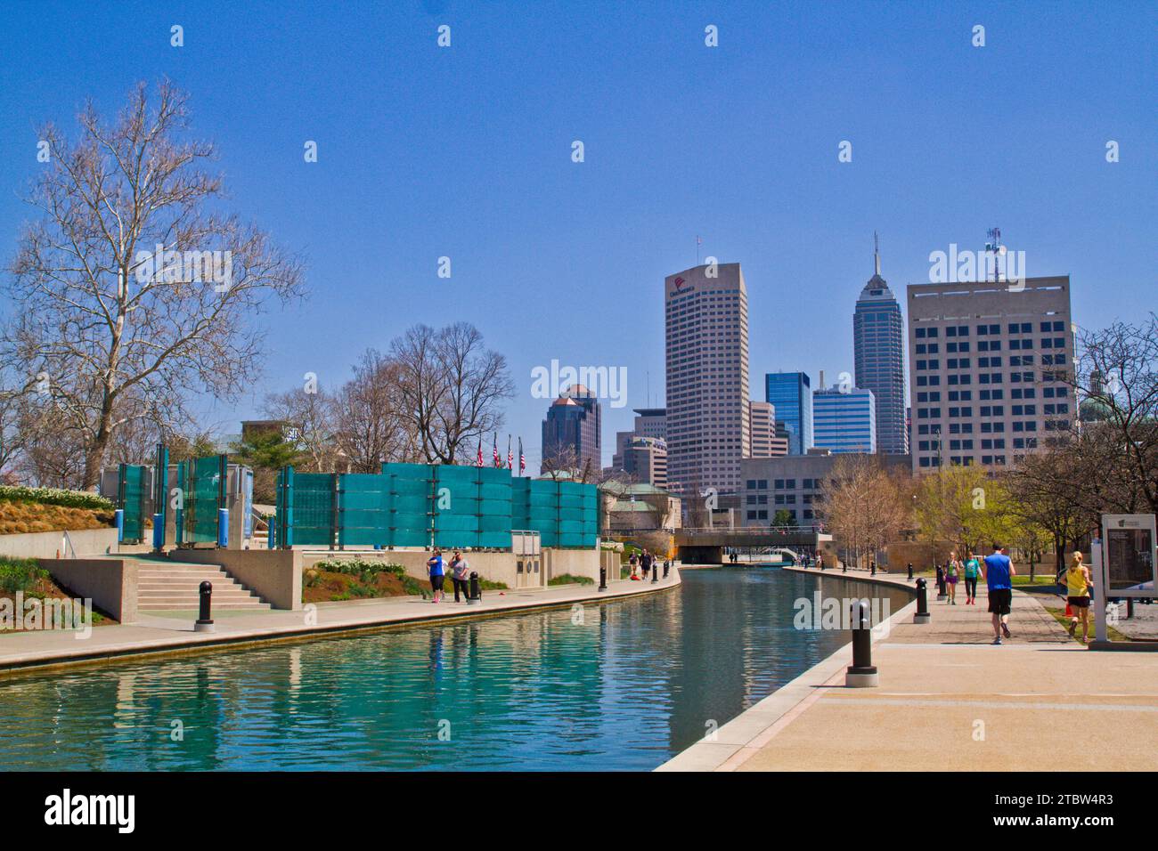 Sonniger Tag am Indianapolis Canal Walk, Stadterneuerung und Freizeit Stockfoto