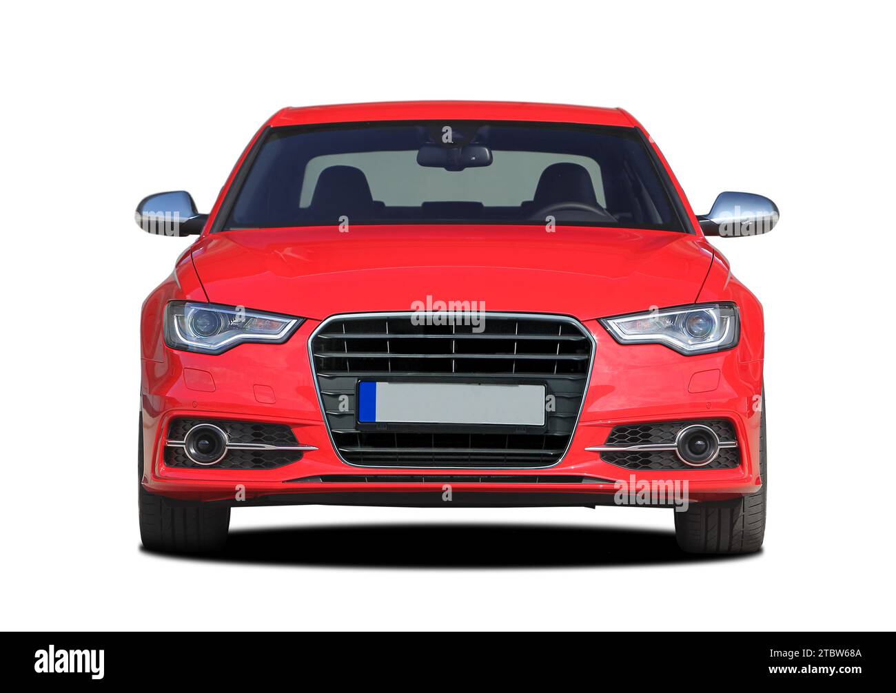 Großes Auto auf weißem Hintergrund, Vorderansicht. Rotes Auto. Stockfoto