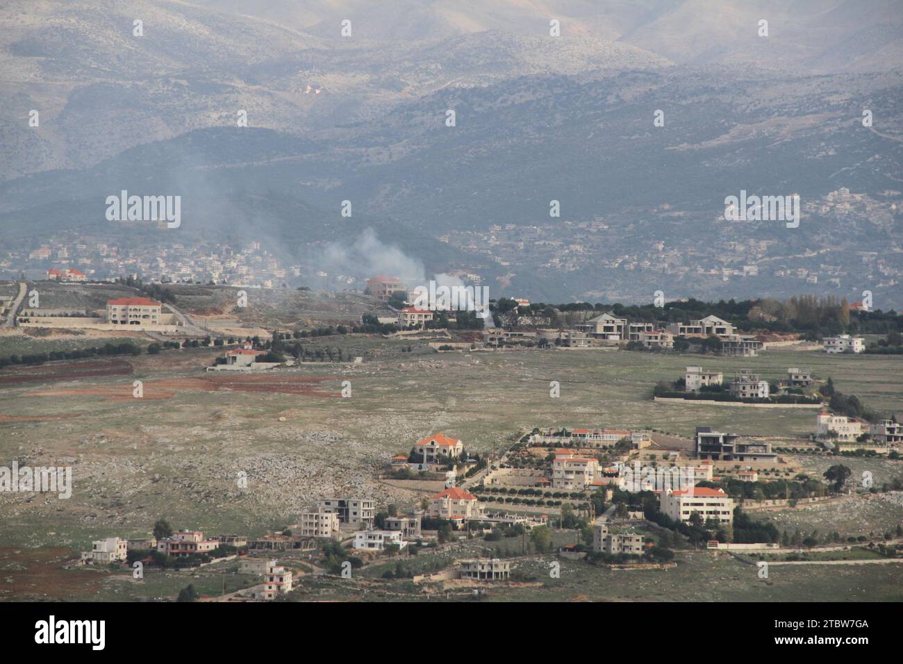 Khiam, Libanon. Dezember 2023. Rauch steigt nach einem israelischen Beschuss am 8. Dezember 2023 in Khiam, Libanon. Vier Hisbollah-Kämpfer und zwei Mitglieder der palästinensischen Islamischen Dschihad-Bewegung (PIJ) wurden am Freitag bei Konfrontationen an der libanesisch-israelischen Grenze getötet, sagten libanesische Militärquellen gegenüber Xinhua. Quelle: Taher Abu Hamdan/Xinhua/Alamy Live News Stockfoto