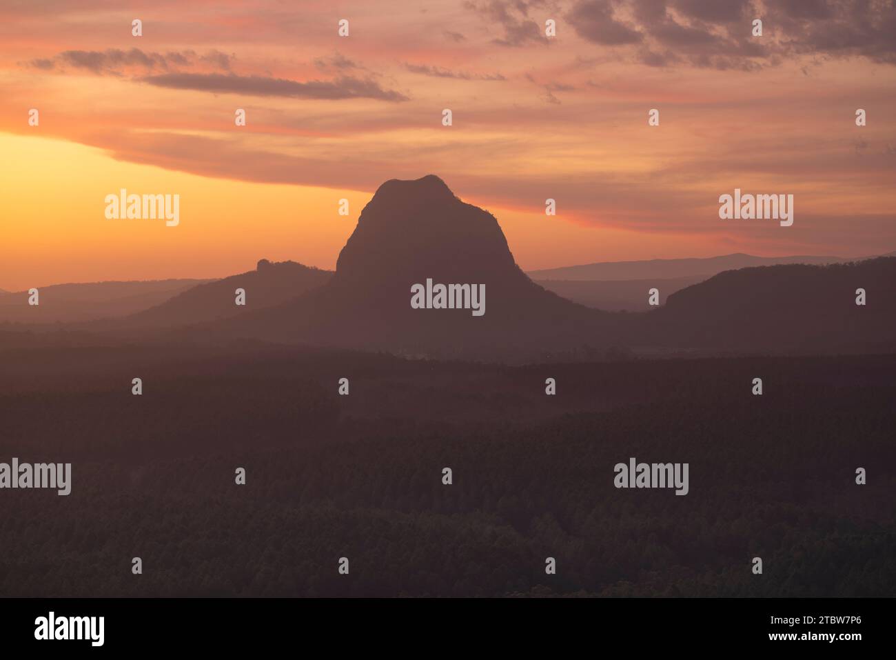 Beerburrum, Australien. Dezember 2023. Touristen besuchen den malerischen Aussichtspunkt Wildhorse für den Sonnenuntergang über die Glasshouse Mountains Stockfoto