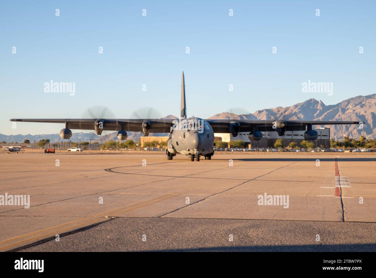 Ein 920th Rescue Wing HC-130J Combat King II Flugzeug fährt die Fluglinie auf der Davis Monthan Air Force Base, Arizona, während der Übung Distant Fury Hallion 23 am 7. Dezember 2023. Diese gemeinsame Übung in Verbindung mit Übung Steel Knight 23.2 bot eine einzigartige Gelegenheit, unter abgelegenen, strengen Bedingungen die Interoperabilität des Flügels innerhalb des gemeinsamen Teams zu validieren und gleichzeitig die tödliche, präzise und in künftigen Betriebsumgebungen wie der indopazifischen Region zu kämpfen und zu gewinnen. (Foto der U.S. Air Force von Master Sgt. Luke Johnson) Stockfoto