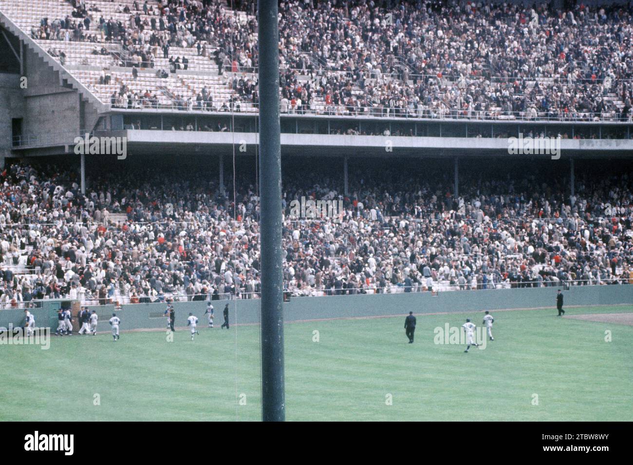 SAN FRANCISCO, KALIFORNIEN – 20. MAI: Die Los Angeles Dodgers laufen vom Feld, nachdem sie die San Francisco Giants bei einem MLB-Spiel am 20. Mai 1961 im Candlestick Park in San Francisco, Kalifornien, besiegt hatten. (Foto: Hy Peskin) Stockfoto