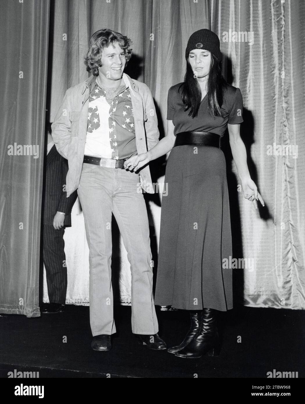 Ryan O'Neal und Ali MacGraw, 1971. Quelle: PictureLux/The Hollywood Archive/Alamy Live News Stockfoto
