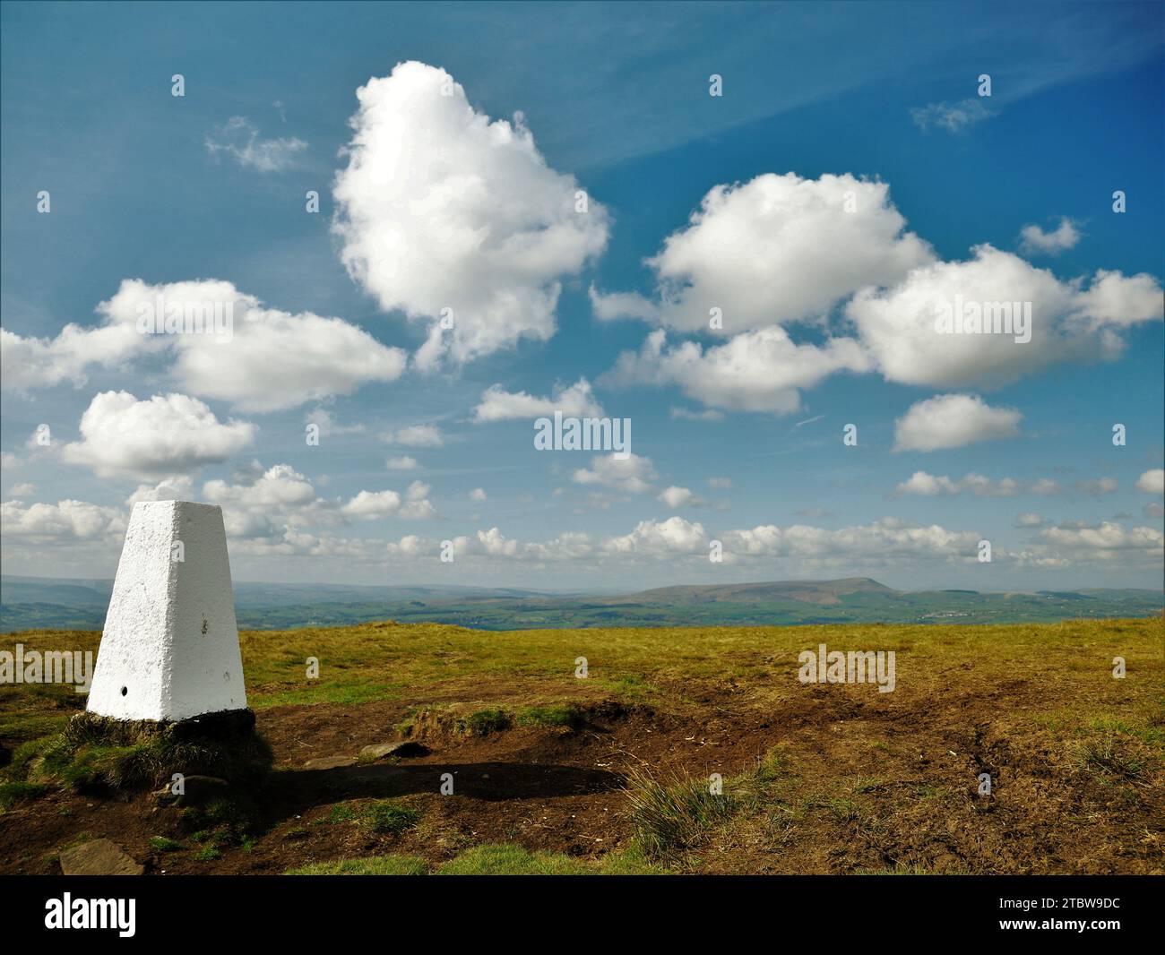 Dieses Bild zeigt eine zerbrechliche Beziehung, die wir mit Mutter Erde haben, indem wir den lokalen Trigpunkt als Schornstein nutzen, um unsere Ökologie zu erhalten und zu unterstützen. Stockfoto