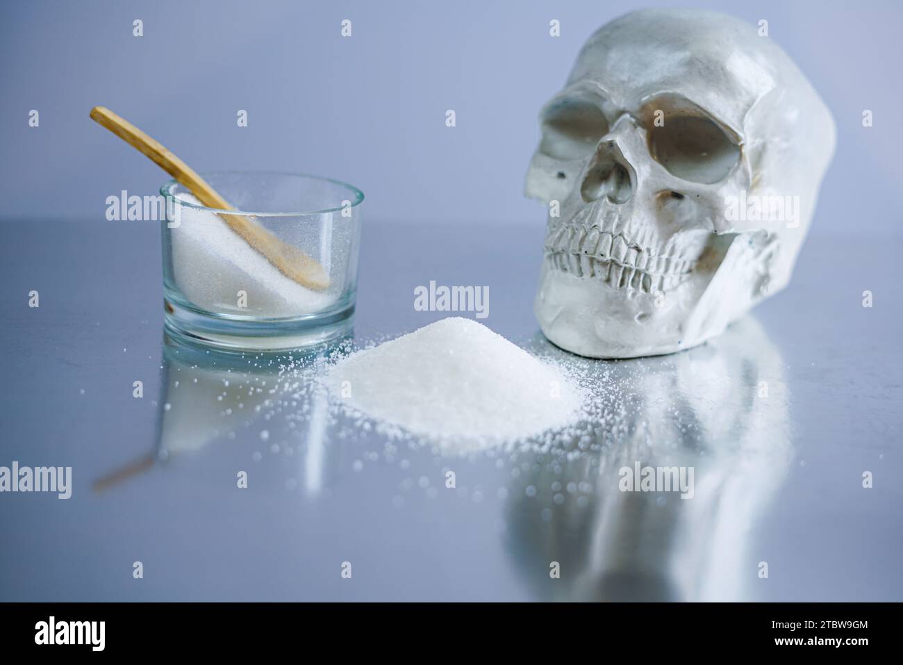 Zucker und der Schädel eines Menschen. Zucker als die gefährlichste Droge der Welt. Stockfoto