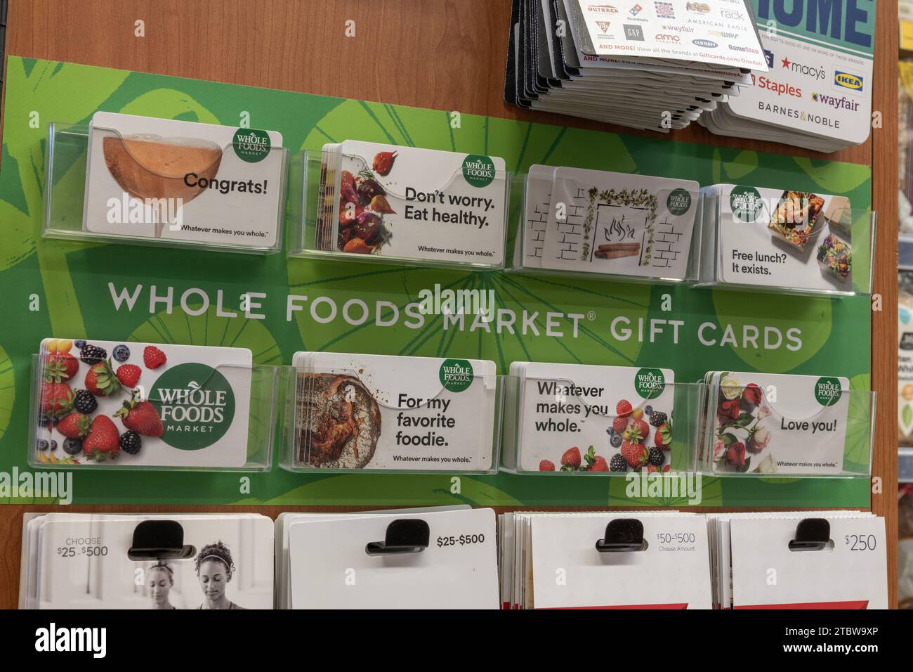 Carmel - 7. Dezember 2023: Geschenkkarten Für Den Whole Foods Market. Whole Foods Market bietet lokale, biologische, pflanzliche Lebensmittel und Lebensmittel. Stockfoto