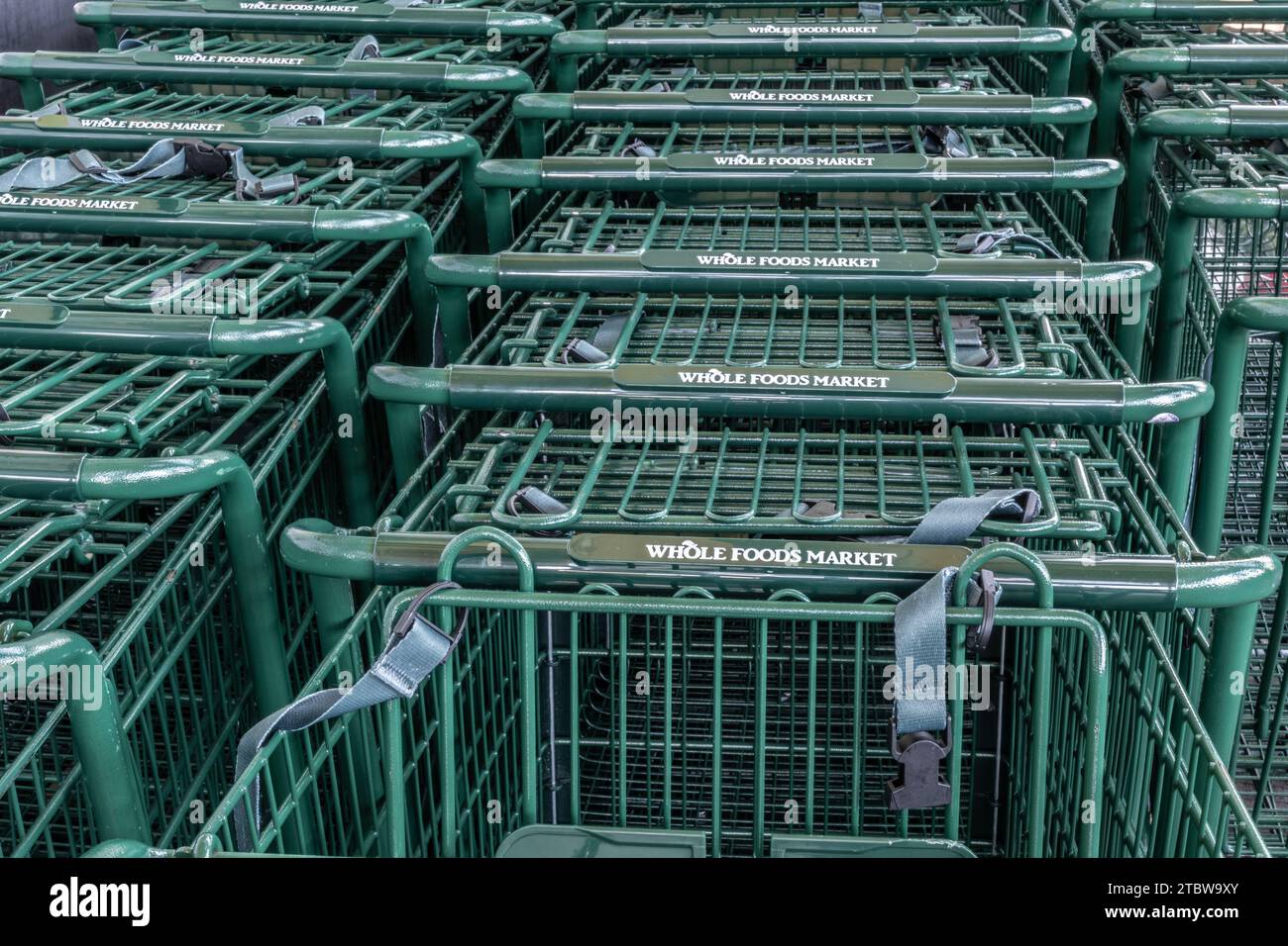 Carmel - 7. Dezember 2023: Whole Foods Market Baskets. Whole Foods Market bietet lokale, biologische, pflanzliche Lebensmittel und Lebensmittel. Stockfoto