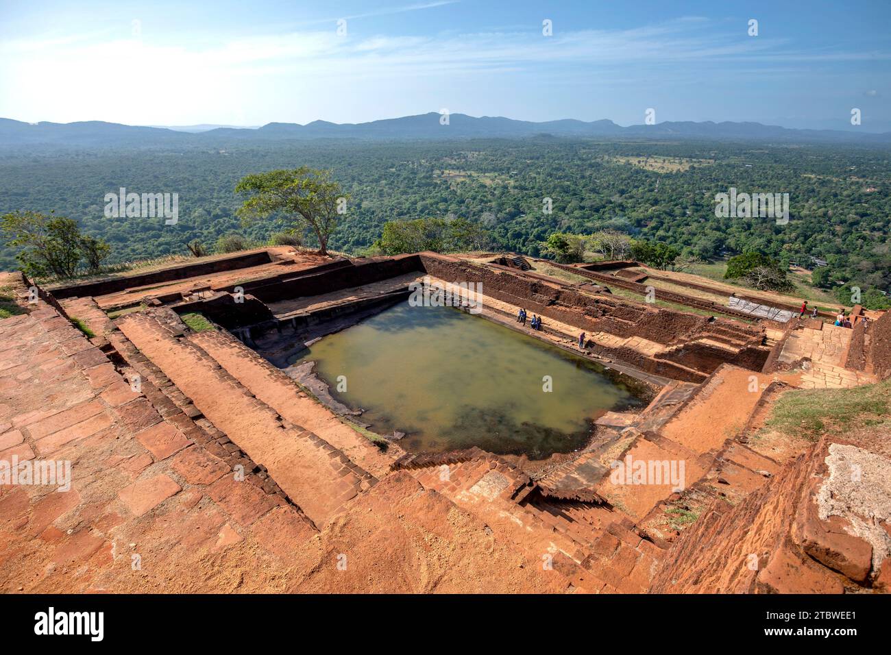 Der künstliche Wassertank wurde aus festem Felsen gemeißelt, der auf dem Gipfel der Sigiriya Rock Fortress in Sri Lanka liegt. Stockfoto