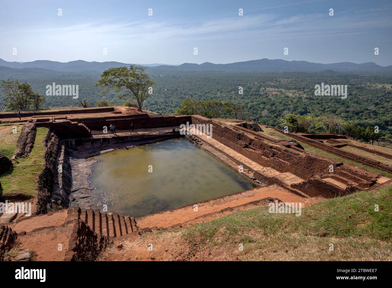 Der künstliche Wassertank wurde aus festem Felsen gemeißelt, der auf dem Gipfel der Sigiriya Rock Fortress in Sri Lanka liegt. Stockfoto