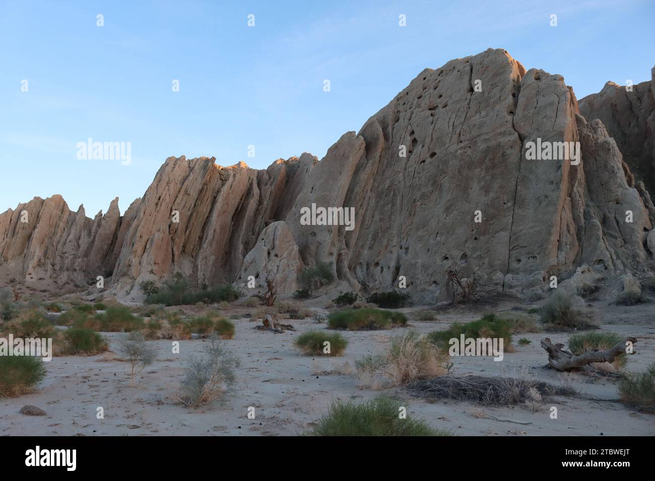 Aufgrund seiner Nähe zur San Andreas-Verwerfung ist Mecca Hills mit einem mesmerisch einzigartigen Labyrinth geologischer Formationen gekennzeichnet. Stockfoto