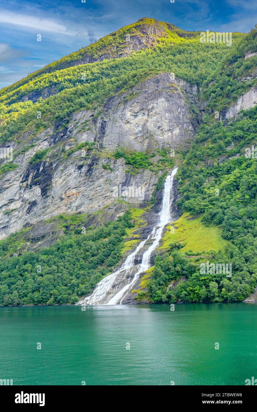 Landschaftlich reizvoller Freier Wasserfall am Geirangerfjord im norwegischen Dorf Stranda in der Provinz Moere og Romsdal Stockfoto