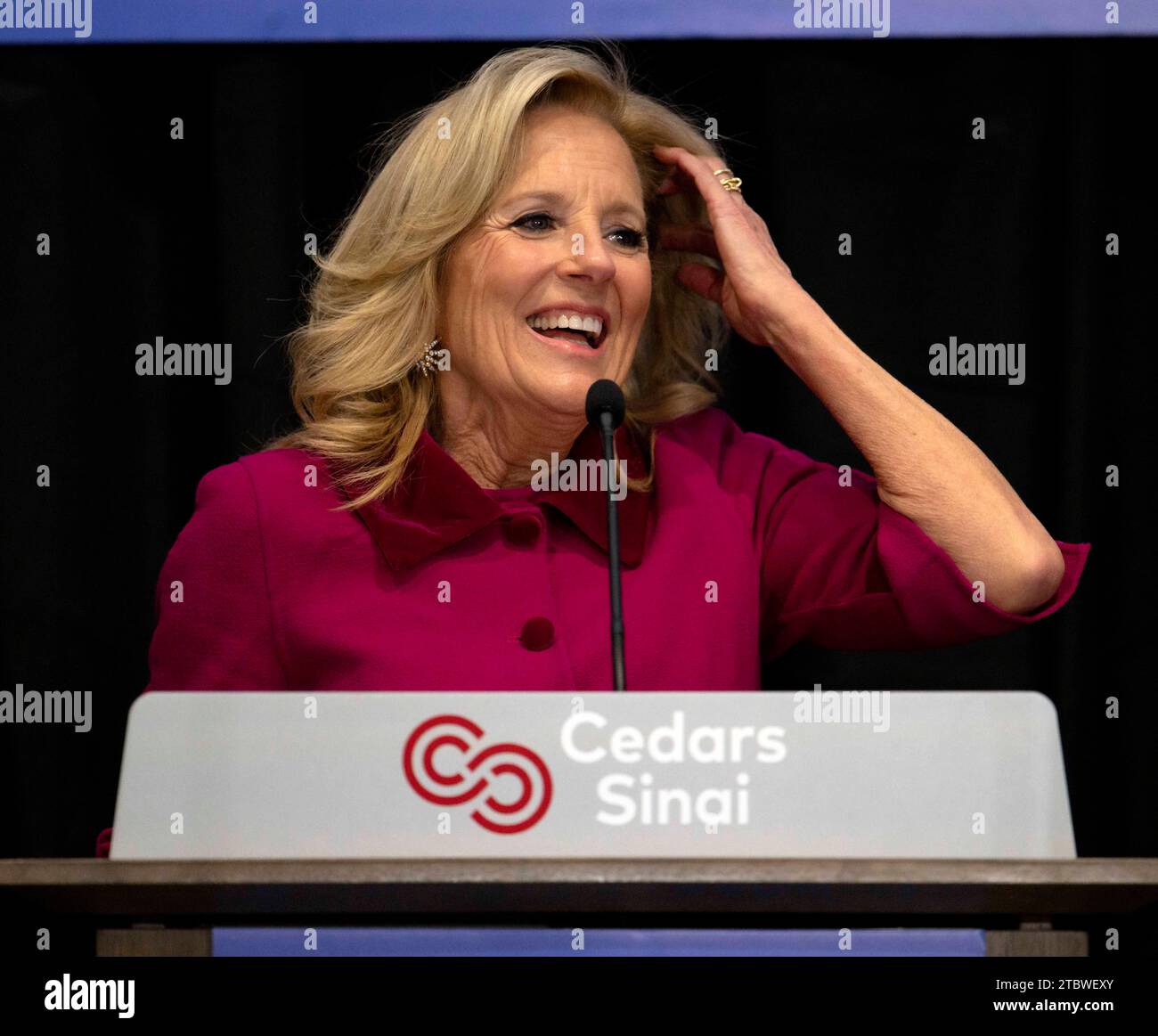 Los Angeles, Kalifornien, USA. Dezember 2023. Nach einer Tour durch das Barbra Streisand Women's Heart Center und das Smidt Heart Institute am Cedars-Sinai Medical Center bietet First Lady Dr. JILL BIDEN Anmerkungen an. (Credit Image: © Brian Cahn/ZUMA Press Wire) NUR REDAKTIONELLE VERWENDUNG! Nicht für kommerzielle ZWECKE! Quelle: ZUMA Press, Inc./Alamy Live News Stockfoto