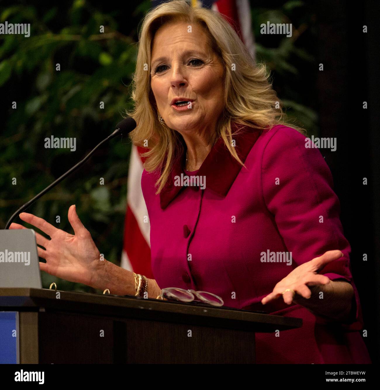 Los Angeles, Kalifornien, USA. Dezember 2023. Nach einer Tour durch das Barbra Streisand Women's Heart Center und das Smidt Heart Institute am Cedars-Sinai Medical Center bietet First Lady Dr. JILL BIDEN Anmerkungen an. (Credit Image: © Brian Cahn/ZUMA Press Wire) NUR REDAKTIONELLE VERWENDUNG! Nicht für kommerzielle ZWECKE! Quelle: ZUMA Press, Inc./Alamy Live News Stockfoto