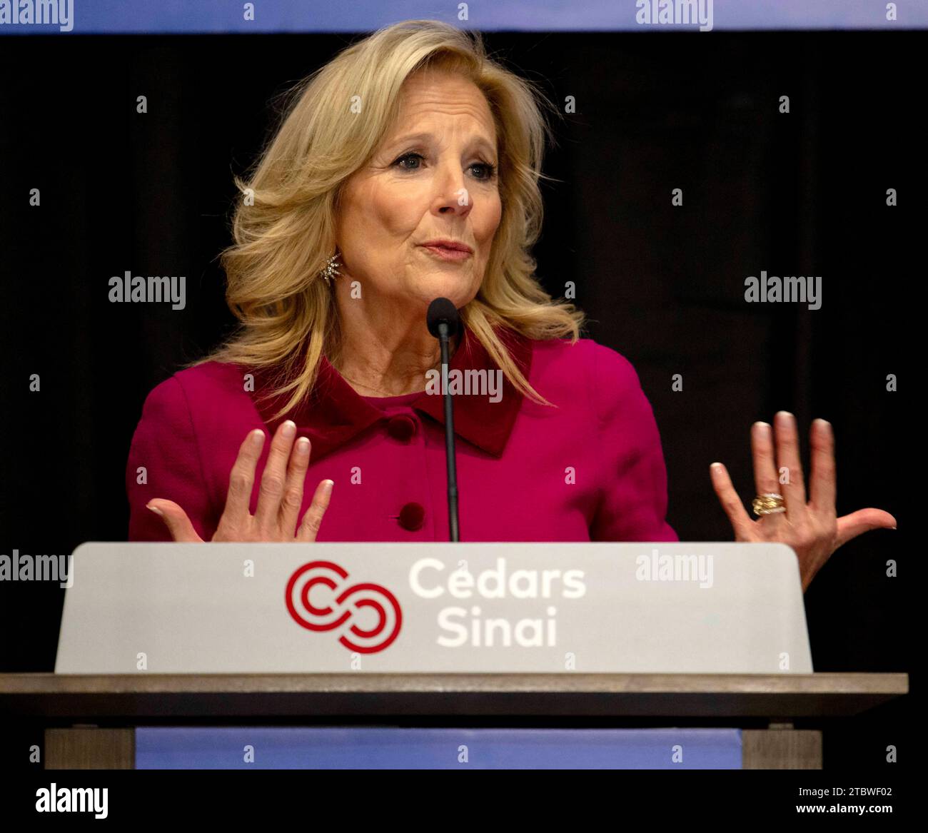 Los Angeles, Kalifornien, USA. Dezember 2023. Nach einer Tour durch das Barbra Streisand Women's Heart Center und das Smidt Heart Institute am Cedars-Sinai Medical Center bietet First Lady Dr. JILL BIDEN Anmerkungen an. (Credit Image: © Brian Cahn/ZUMA Press Wire) NUR REDAKTIONELLE VERWENDUNG! Nicht für kommerzielle ZWECKE! Quelle: ZUMA Press, Inc./Alamy Live News Stockfoto