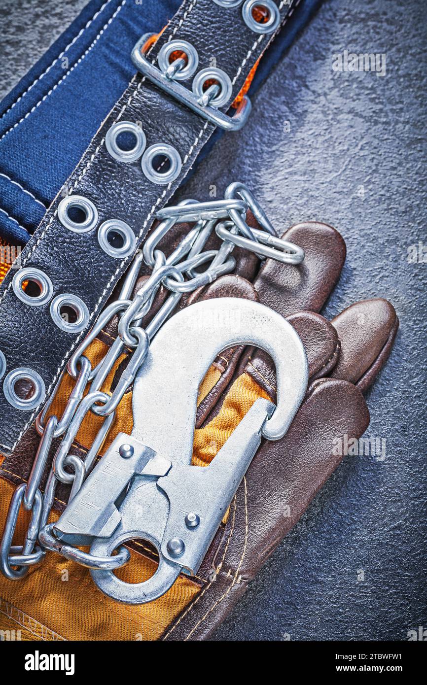 Sicherheitsgurt Schutzhandschuhe auf schwarzem Hintergrund Wartungskonzept Stockfoto