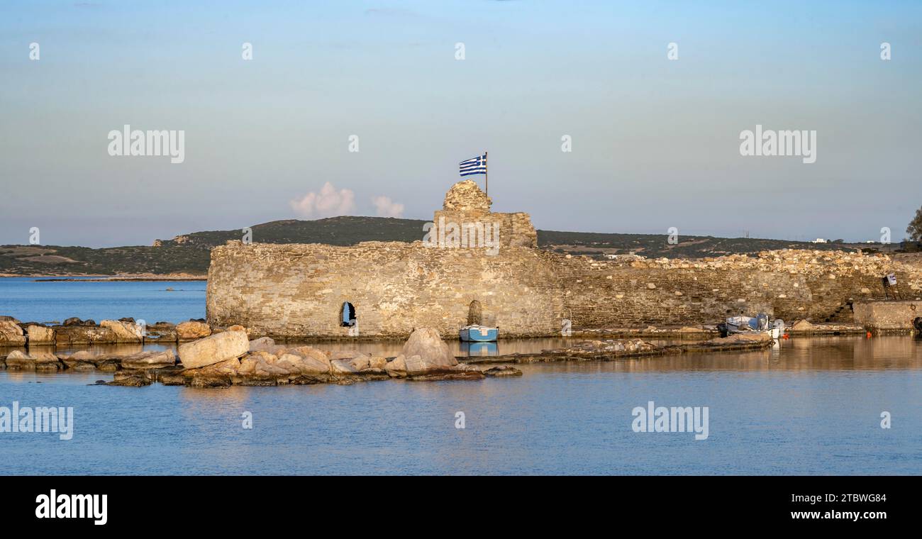 Ruinen der venezianischen Burg bei Sonnenuntergang, Hafen von Naoussa, Paros, Kykladen, Griechenland Stockfoto