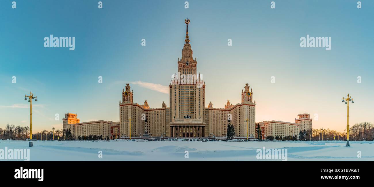 Ein Panorama der Moskauer Staatlichen Universität von der Hauptfassade und gegenüber Stockfoto