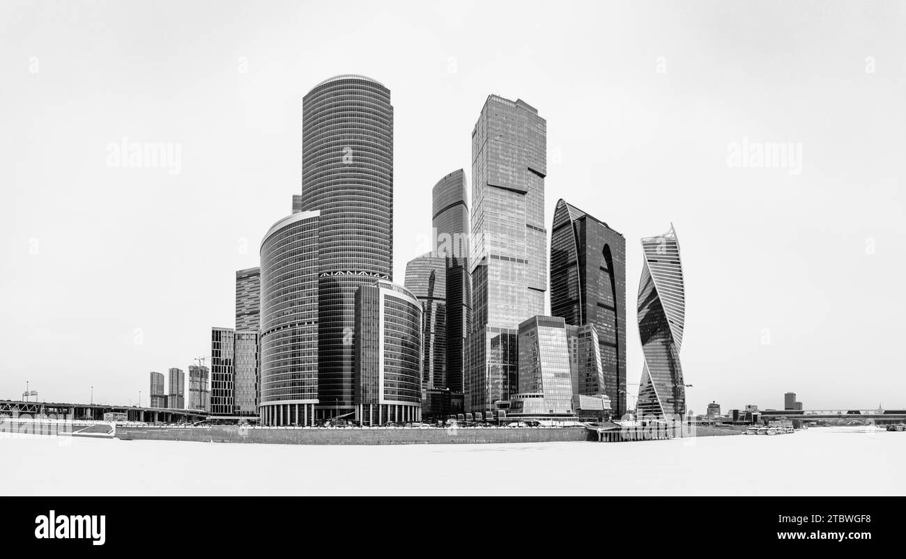 Ein schwarz-weißes Panorama der Gebäude der Stadt Moskau und des angrenzenden Flusses Stockfoto