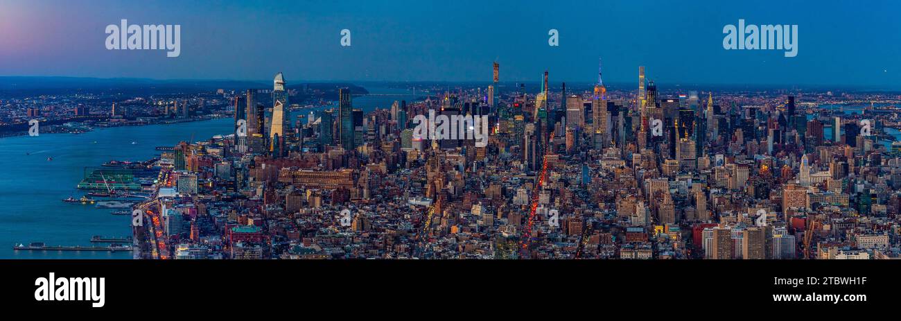 Ein Panoramabild von New York vom One World Observatory aus gesehen am frühen Abend Stockfoto