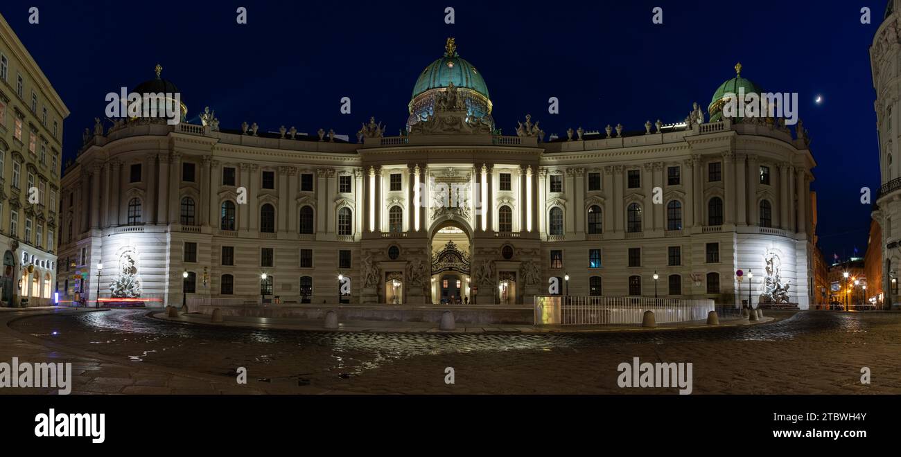 Ein Panoramabild der Hofburg bei Nacht Stockfoto