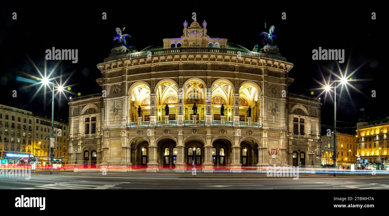 Ein Panoramabild der Wiener Oper bei Nacht Stockfoto