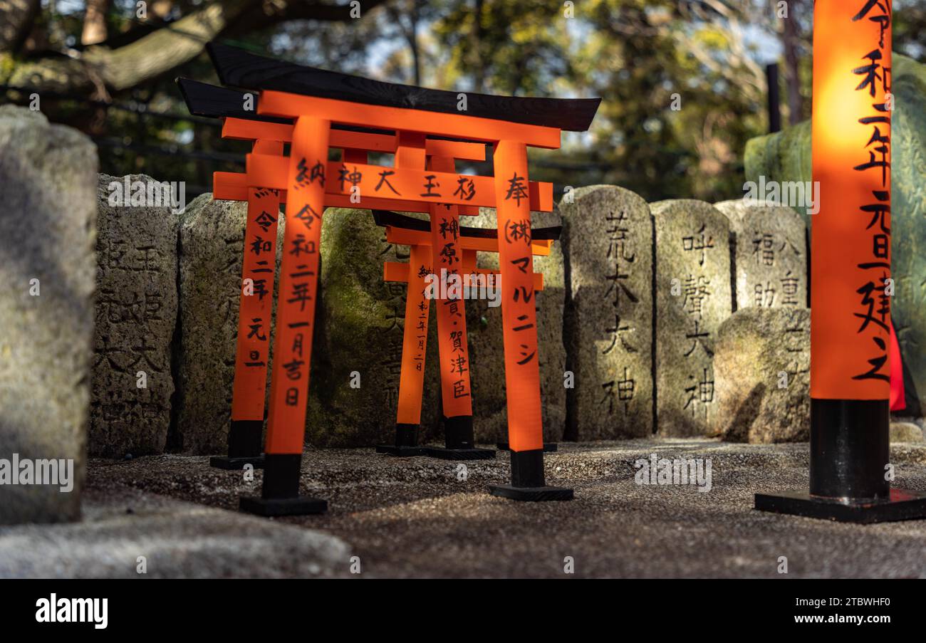 Ein Bild der kleinen Torii-Tore am Fushimi Inari Taisha-Schrein Stockfoto