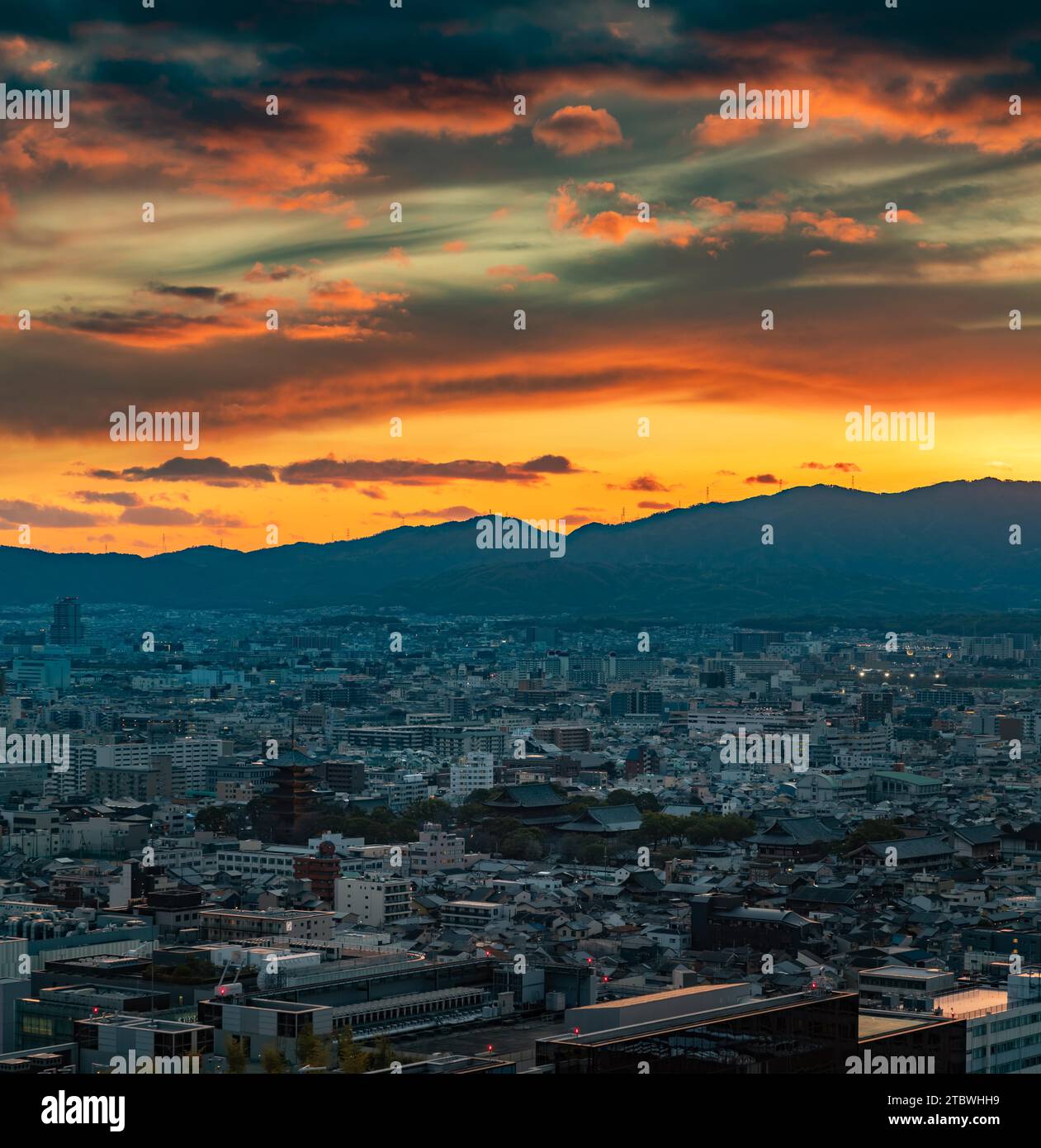 Ein Foto der Stadt Kyoto, aufgenommen bei Sonnenuntergang, zeigt den To-JI-Tempel am unteren Ende Stockfoto