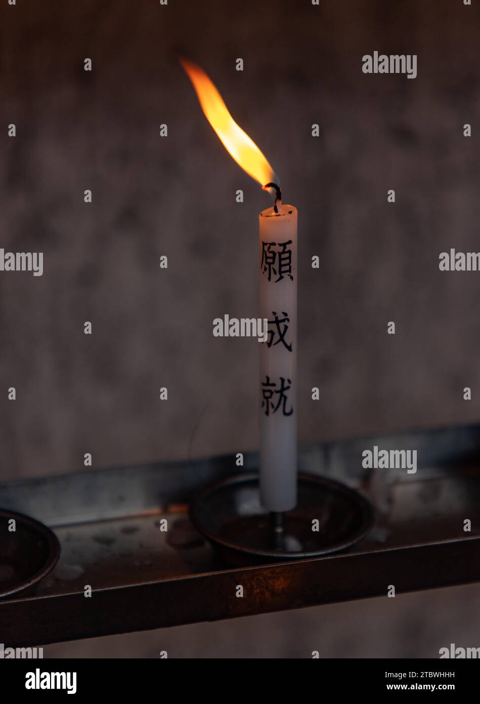 Ein Nahaufnahme einer Kerze, die im Gebäude des Kinkaku-JI-Tempels brennt Stockfoto