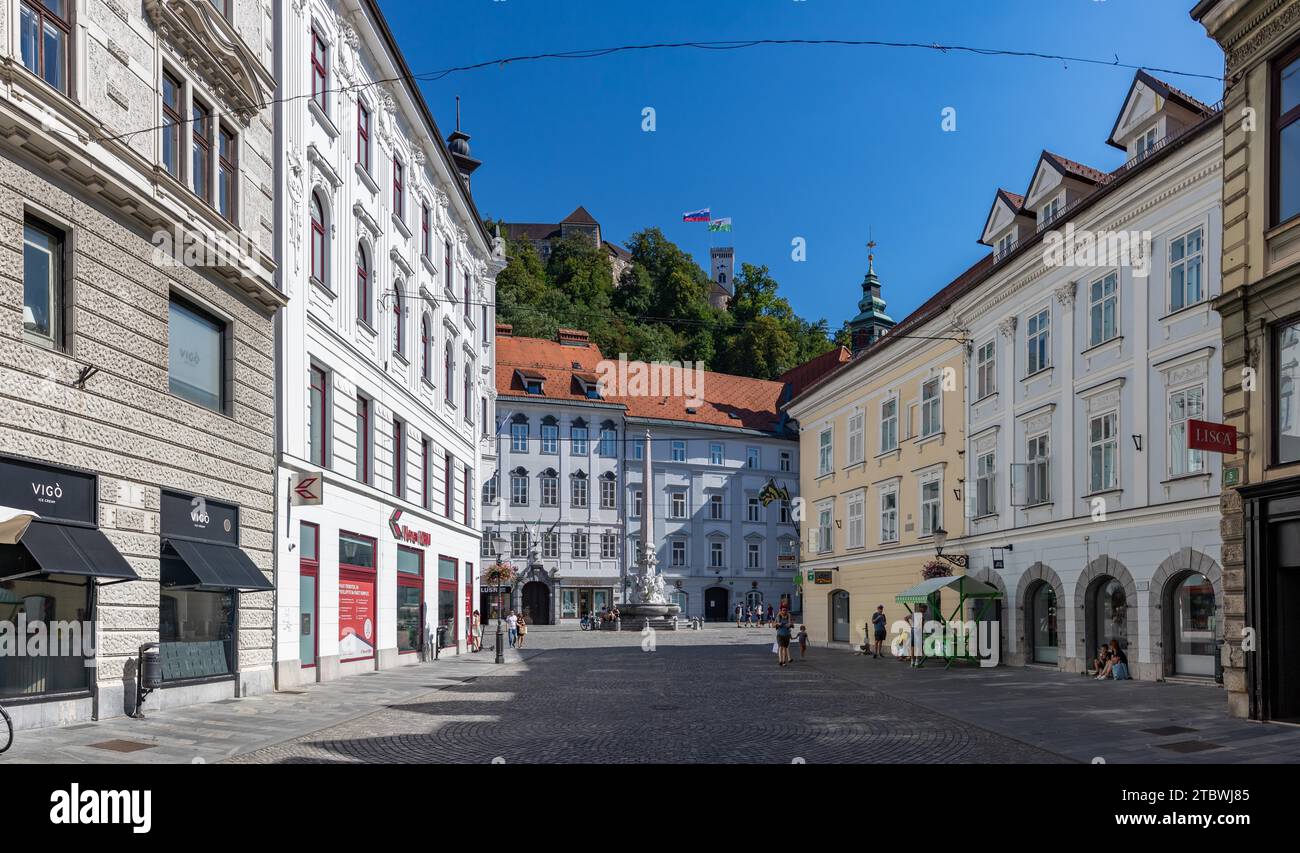 Ein Panoramabild der Stritarjeva Straße, die zum Stadtplatz führt Stockfoto