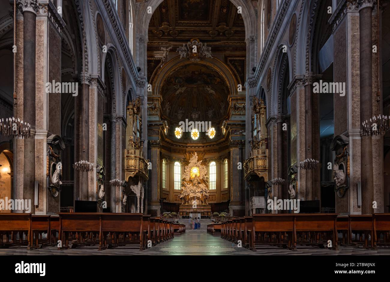 Ein Bild des Hauptschiffs der Kathedrale von Neapel Stockfoto