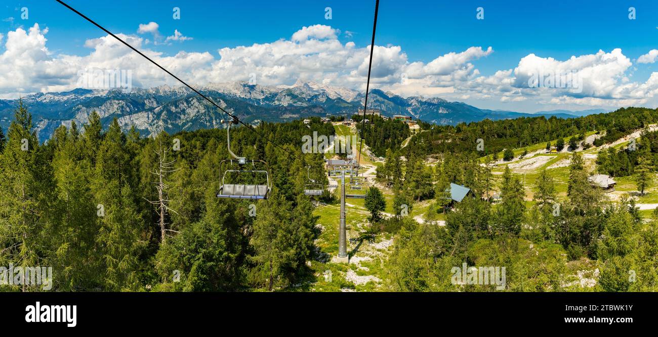 Ein Panoramablick auf die Landschaft des Nationalparks Triglav sowie die Lifte, vom Skigebiet Vogel aus gesehen Stockfoto