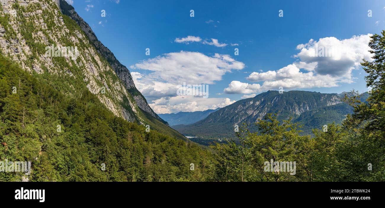 Ein Panoramabild des Bohinj-Tals vom Savica-Wasserfall aus gesehen Stockfoto